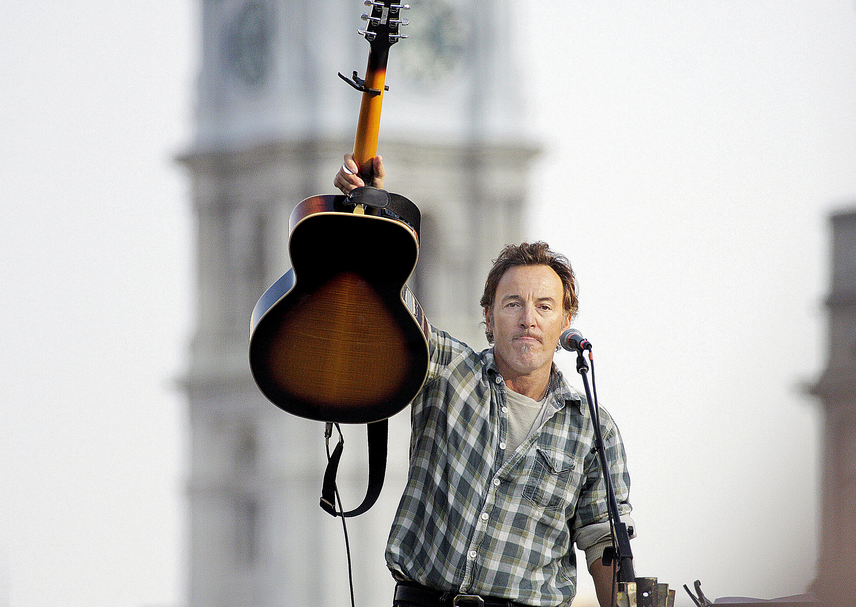 Springsteen performs free show for Obama in Philadelphia